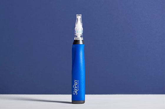 SkinPen® vor blauem Hintergrund